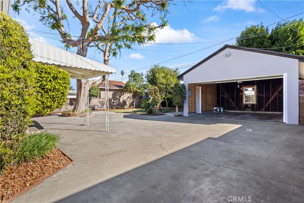 9530 Rives Avenue Downey, CA 90240 - Photo 32 of 45 Detached garage