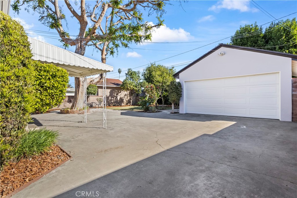 9530 Rives Avenue Downey, CA 90240 - Photo 33 of 45 Detached garage