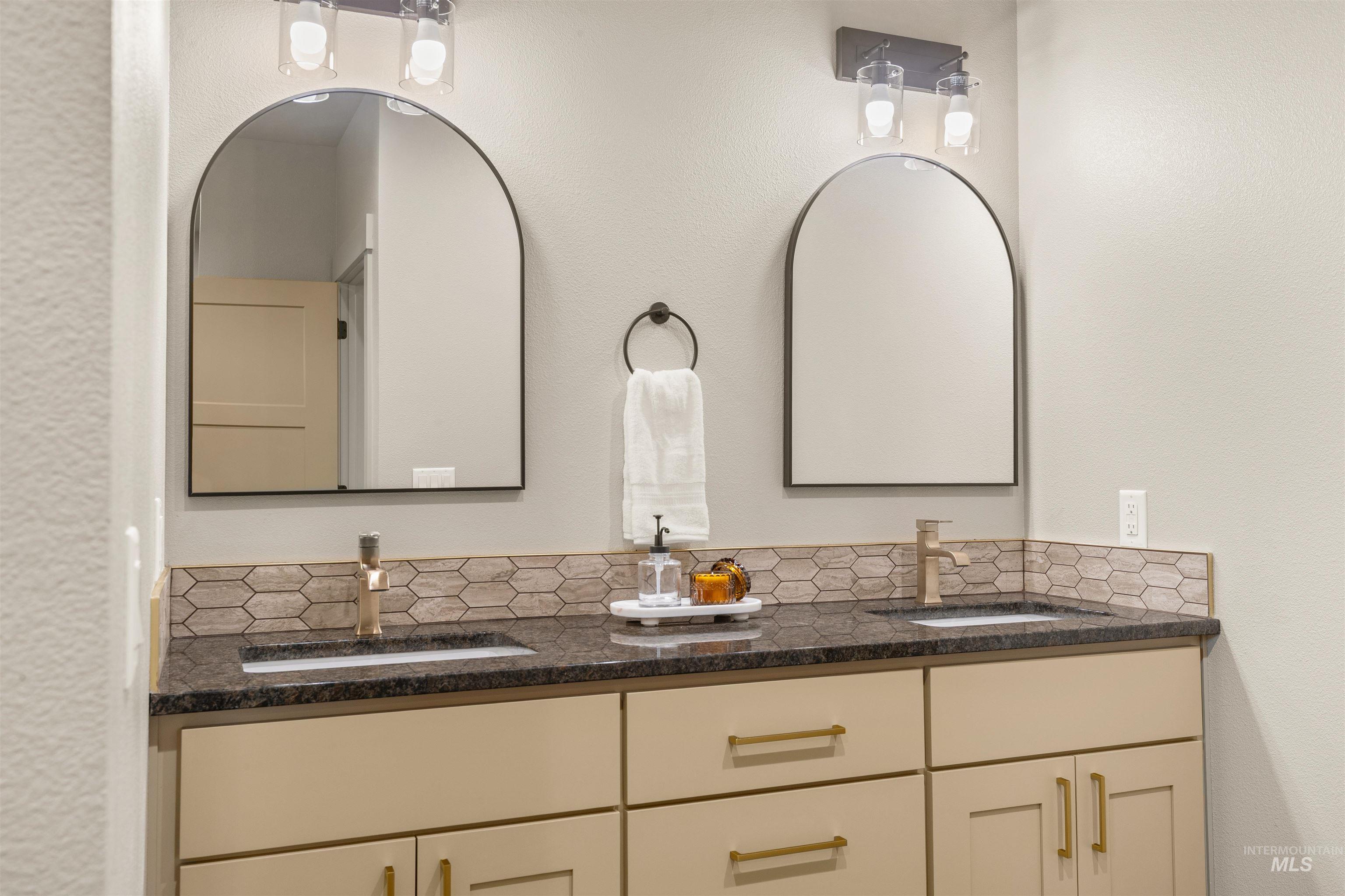 335 Warner Avenue Lewiston, ID 83501 - Photo 28 of 43 Full bath featuring double vanity