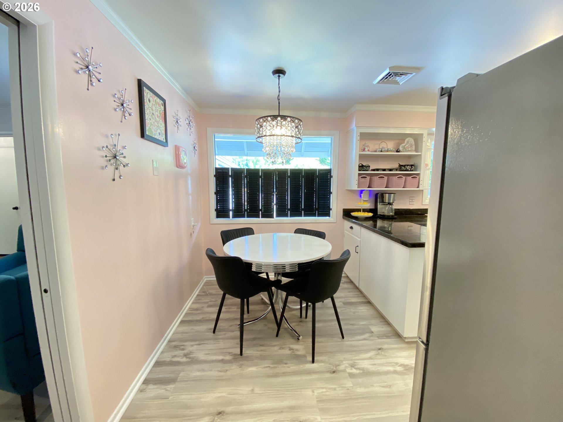 2872 Suffolk Court Eugene, OR 97401 - Photo 11 of 36 a view of a livingroom with furniture and window