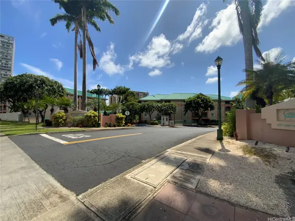 $2,700 | 1080 Ala Napunani Street, Unit 313, Honolulu, HI 96818