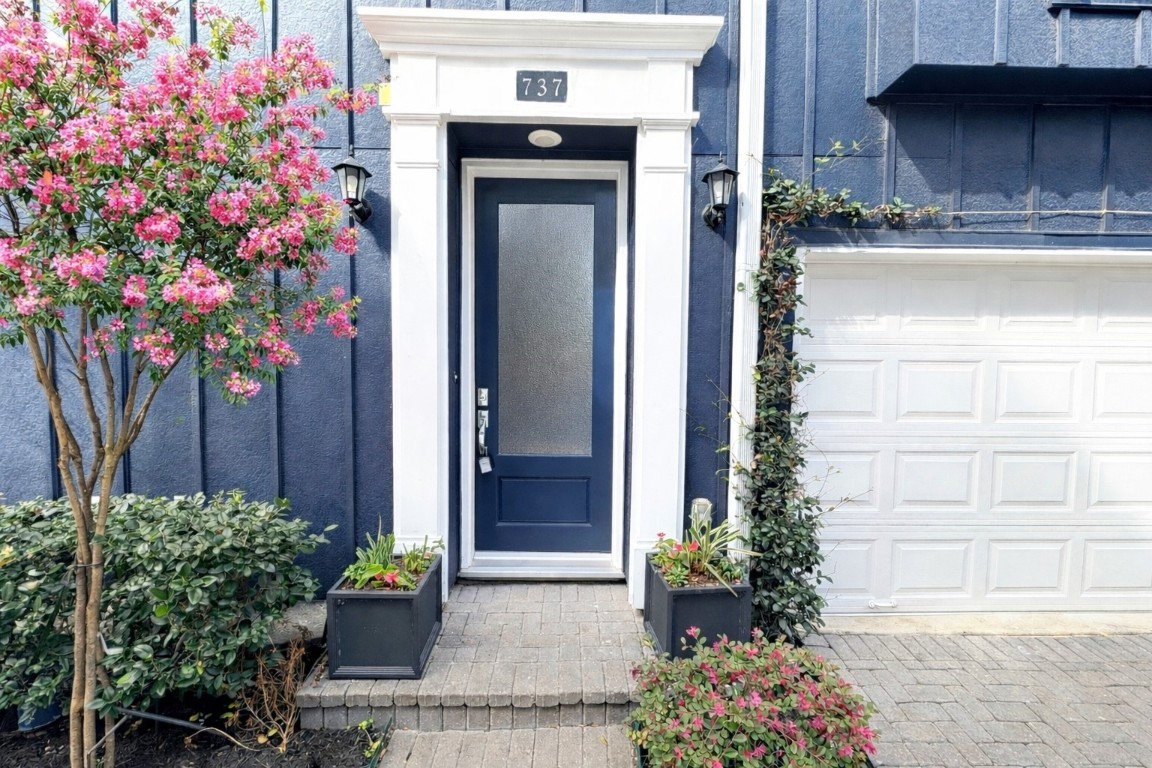 737 Bringhurst Street Houston, TX 77020 - Photo 2 of 13 Such presence!