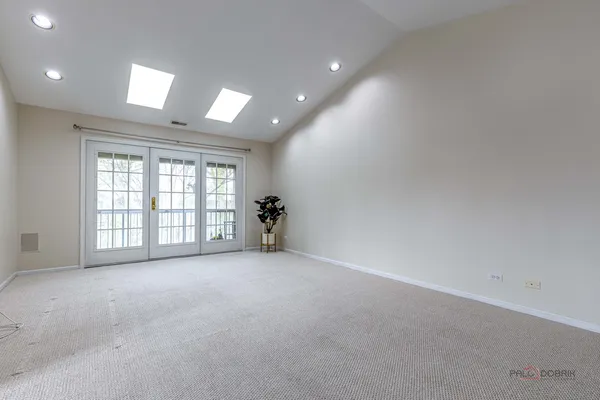 $365,000 | 930 Ivy Lane, Unit D, Deerfield, IL 60015