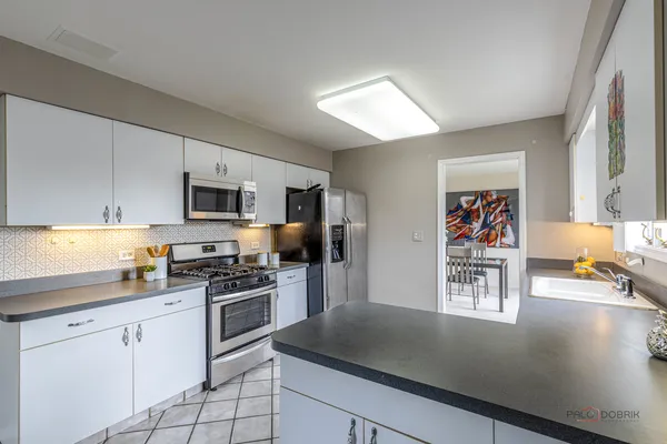 $365,000 | 930 Ivy Lane, Unit D, Deerfield, IL 60015