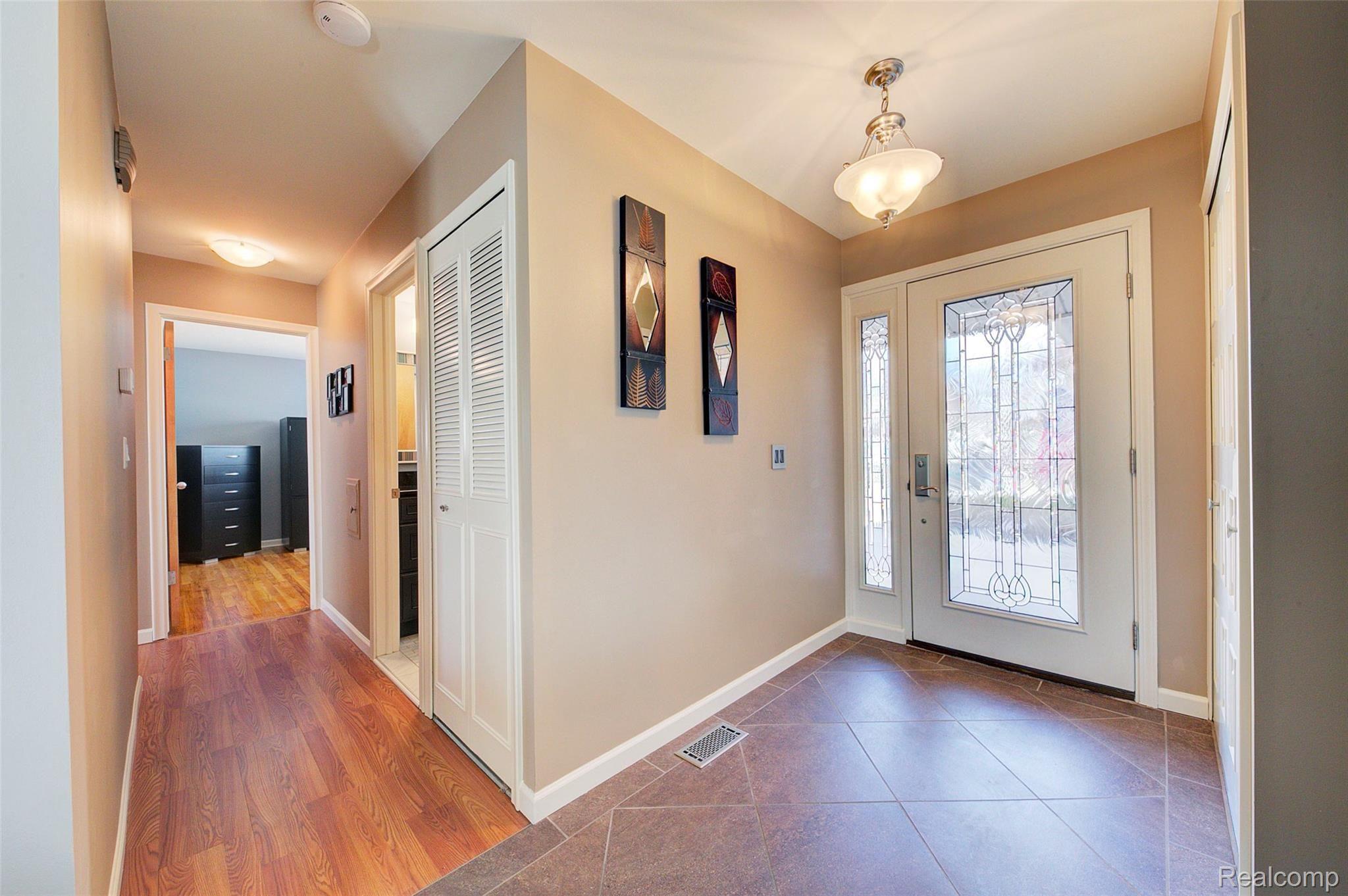 44151 Arlington Road Canton, MI 48187 - Photo 3 of 29 3 Foyer.jpg