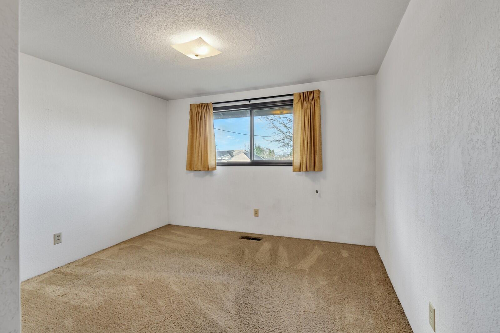 2494 Spring Street Medford, OR 97504 - Photo 35 of 36 32_2494springstmedfordorusa022_mls