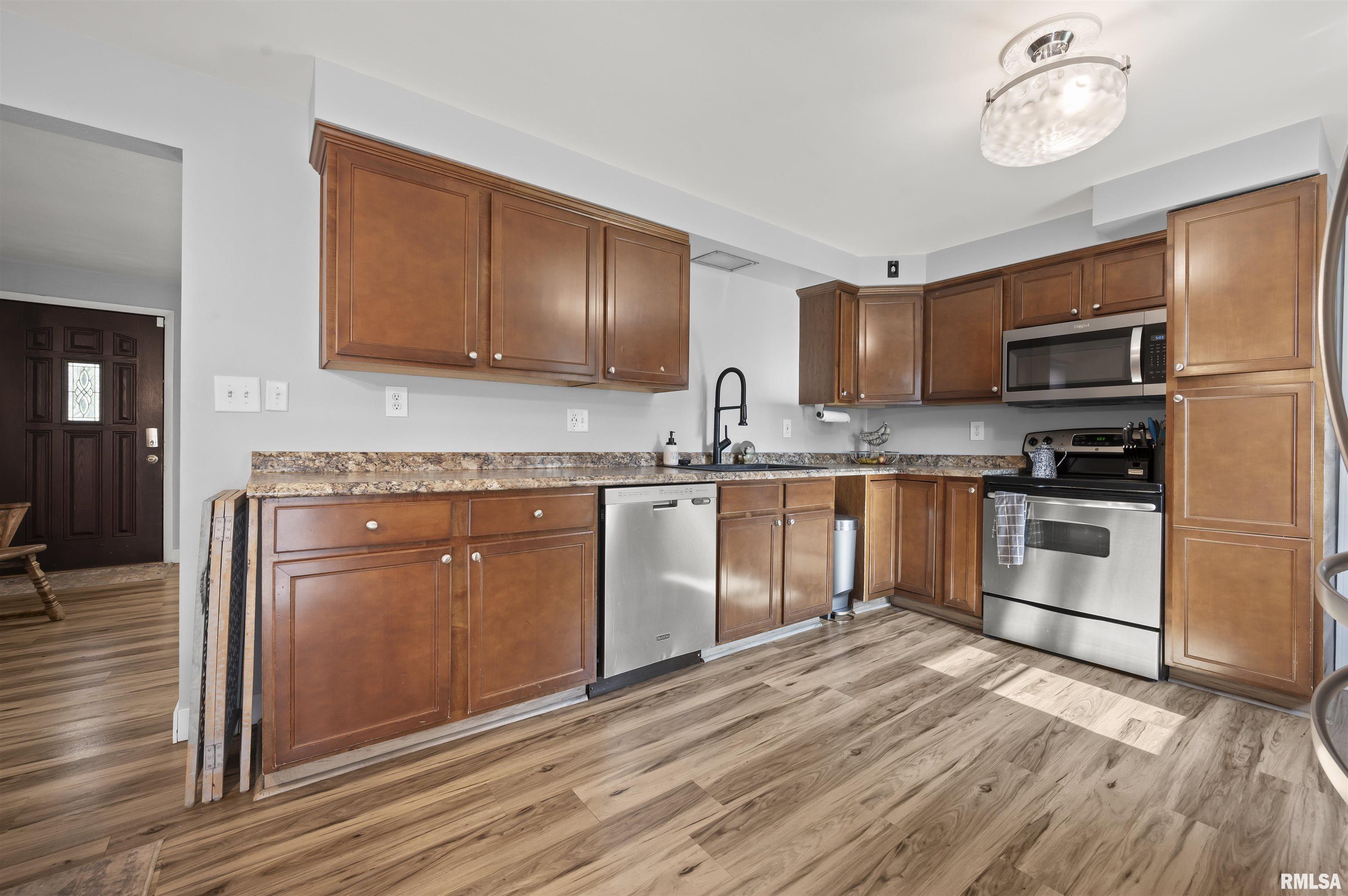 405 Daniel Parkway Washington, IL 61571 - Photo 12 of 45