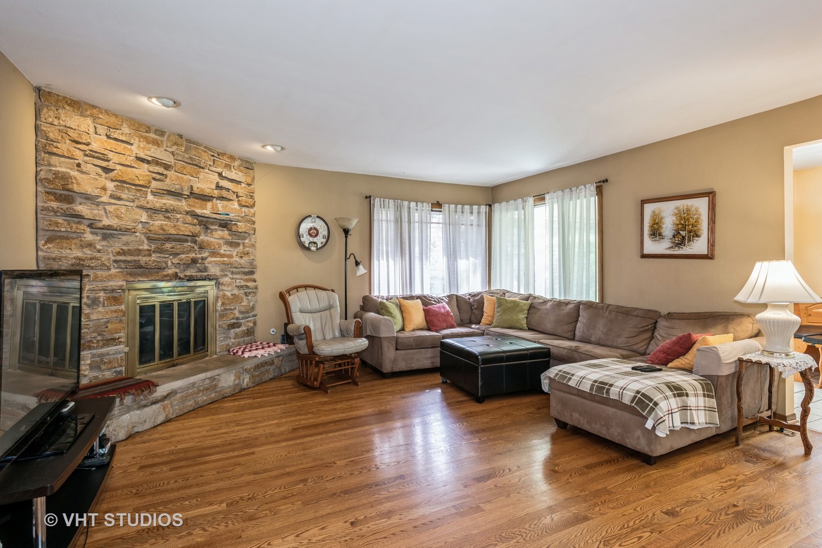 717 North Broadway Avenue Park Ridge, IL 60068 - Photo 4 of 18 a living room with furniture and wooden floor
