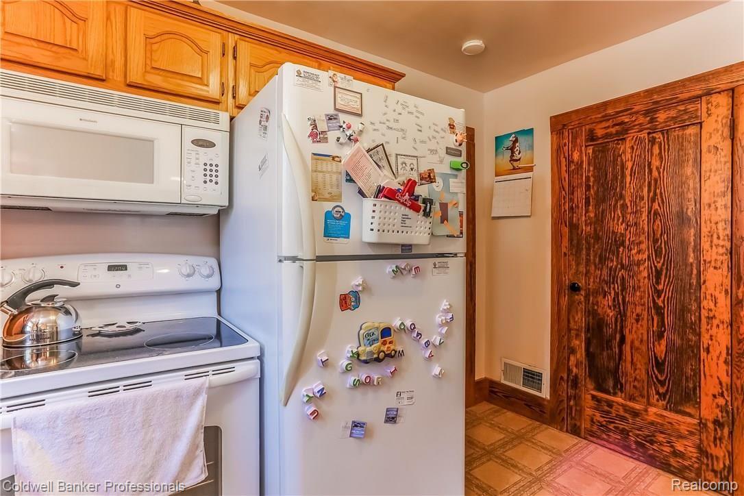 254 Benjamin Street Romeo, MI 48065 - Photo 16 of 33 016-Kitchen-3424454-large.jpg