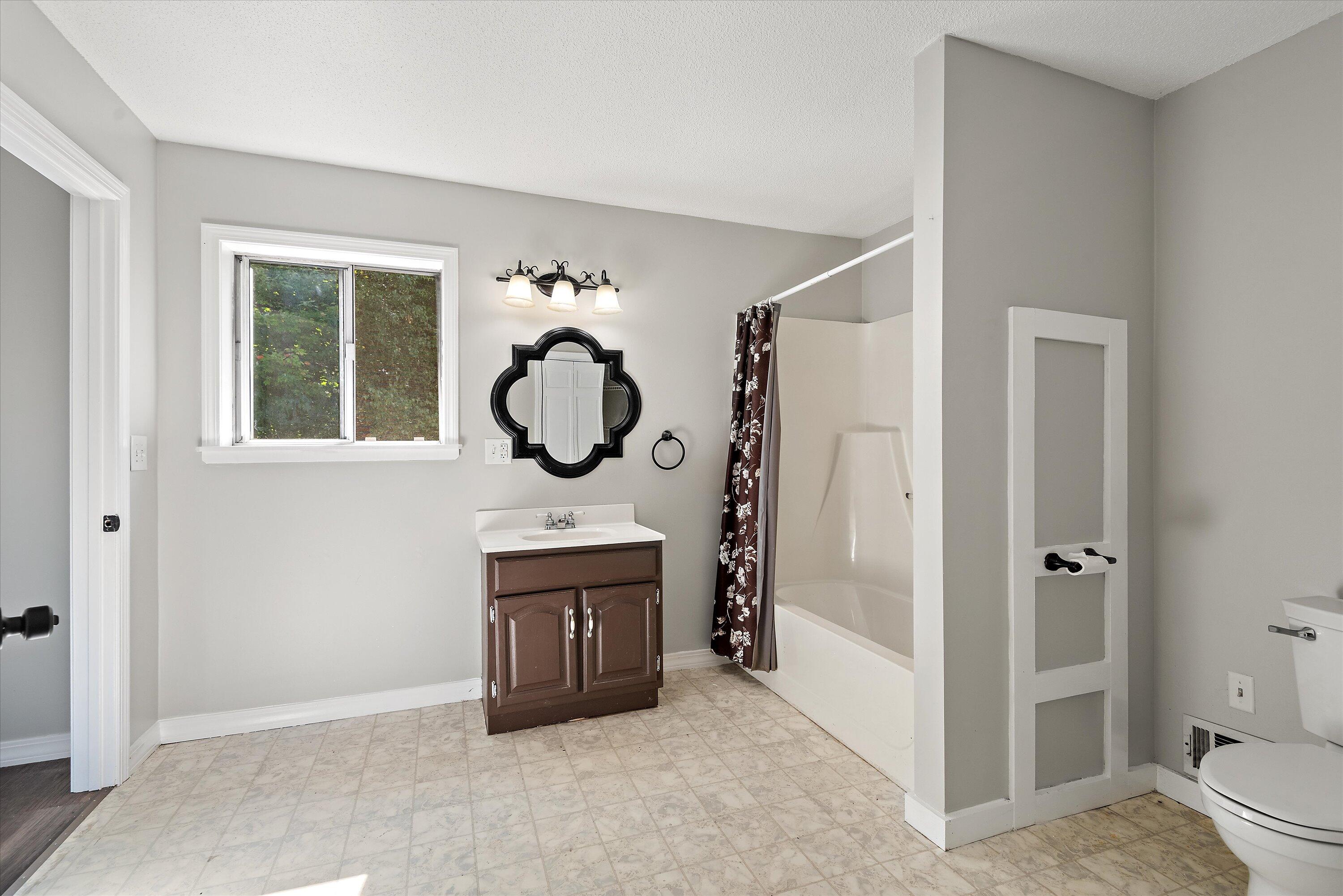 25 Main Road Eddington, ME 04428 - Photo 22 of 27 22-25 Main Rd Eddington-En Suite