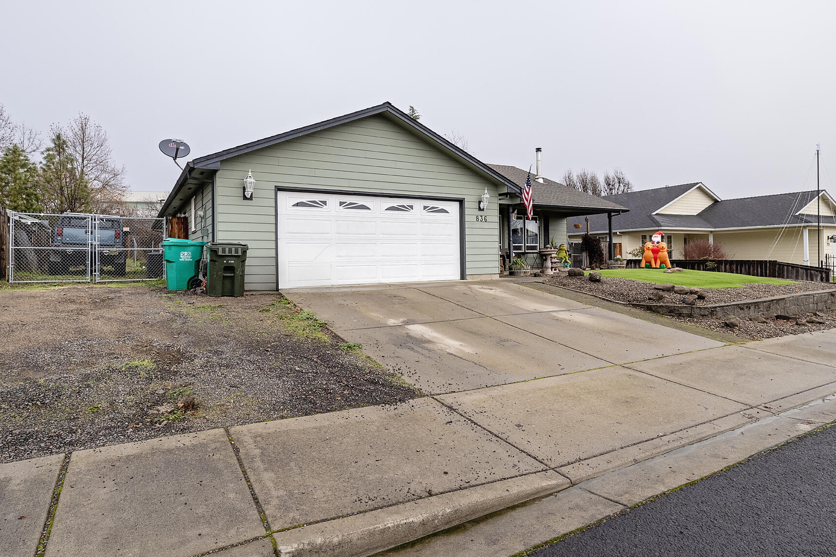836 Ridgeview Drive Eagle Point, OR 97524 - Photo 19 of 19 a front view of a house with a yard and garage