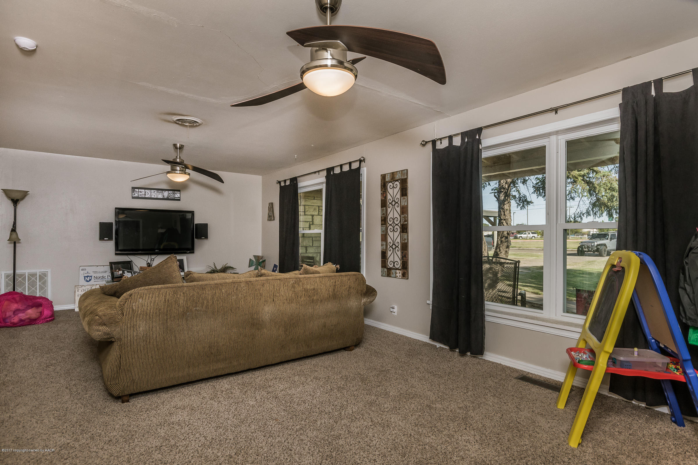 5159 Arden Road Amarillo, TX 79110 - Photo 3 of 20 Living Room_