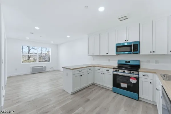 $3,100 | 95 Shepherd Lane, Unit B409, Totowa, NJ 07512