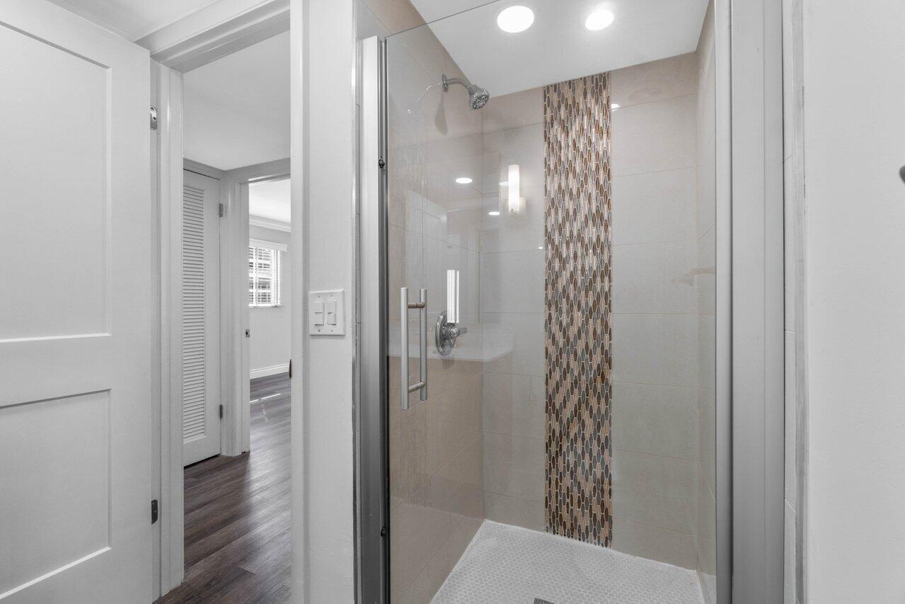 637 Normandy Lane, Unit N Delray Beach, FL 33484 - Photo 13 of 30 bathroom 2