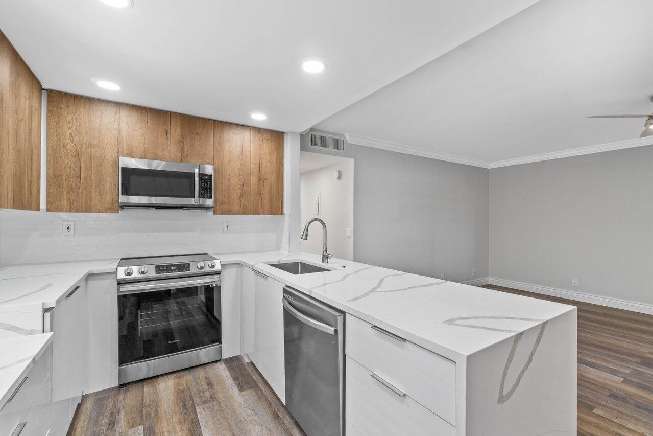 637 Normandy Lane, Unit N Delray Beach, FL 33484 - Photo 7 of 30 kitchen