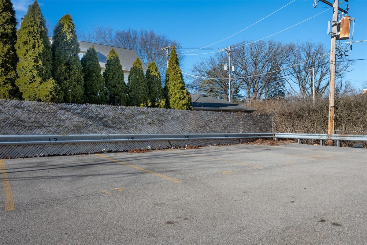 601 Ridge Road, Unit 202 Wilmette, IL 60091 - Photo 17 of 17 a view of a yard