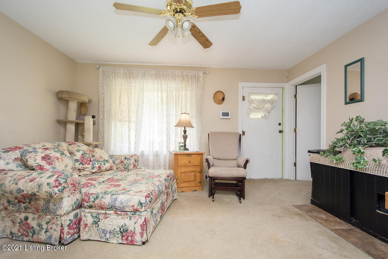 4805 Billtown Road Louisville, KY 40299 - Photo 14 of 31 Family Room
