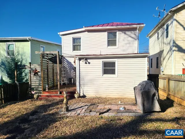 a view of a house with backyard and porch