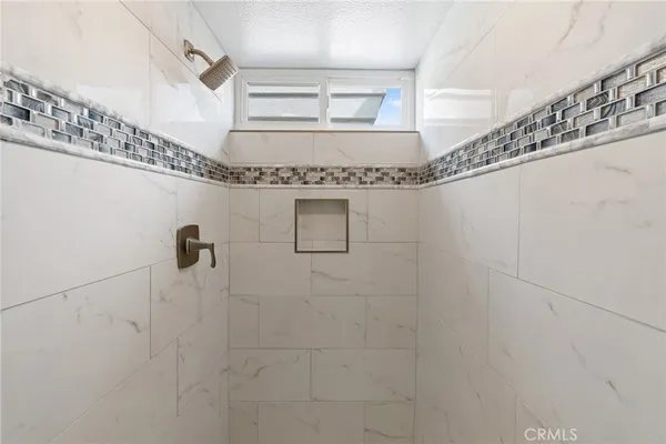 a close view of a bench in bathroom