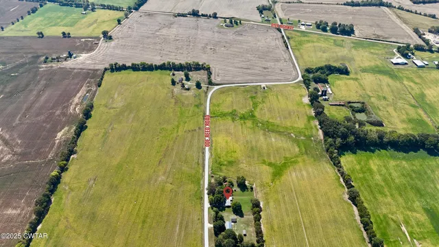 a view of a house with backyard