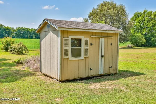 a view of a house with backyard