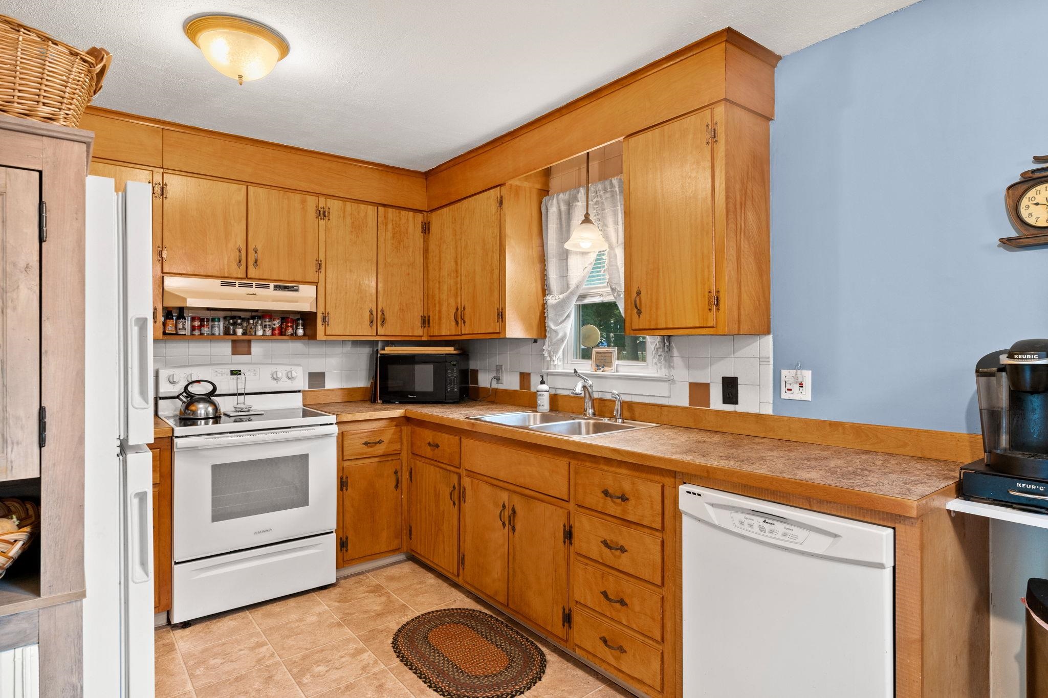 1013 Cilley Road Manchester, NH 03103 - Photo 7 of 19