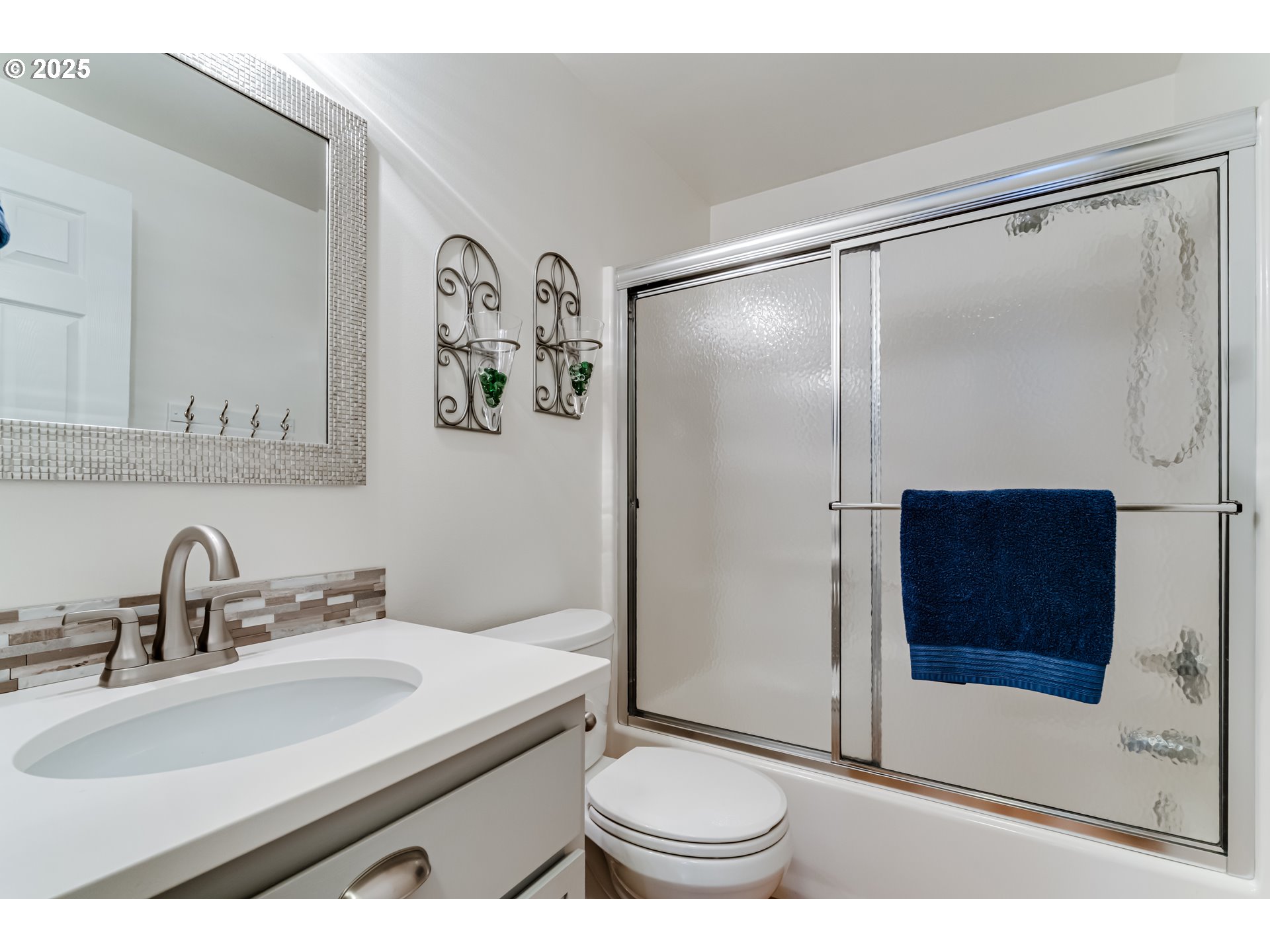 2467 Noah Street Eugene, OR 97402 - Photo 19 of 25 Bathroom