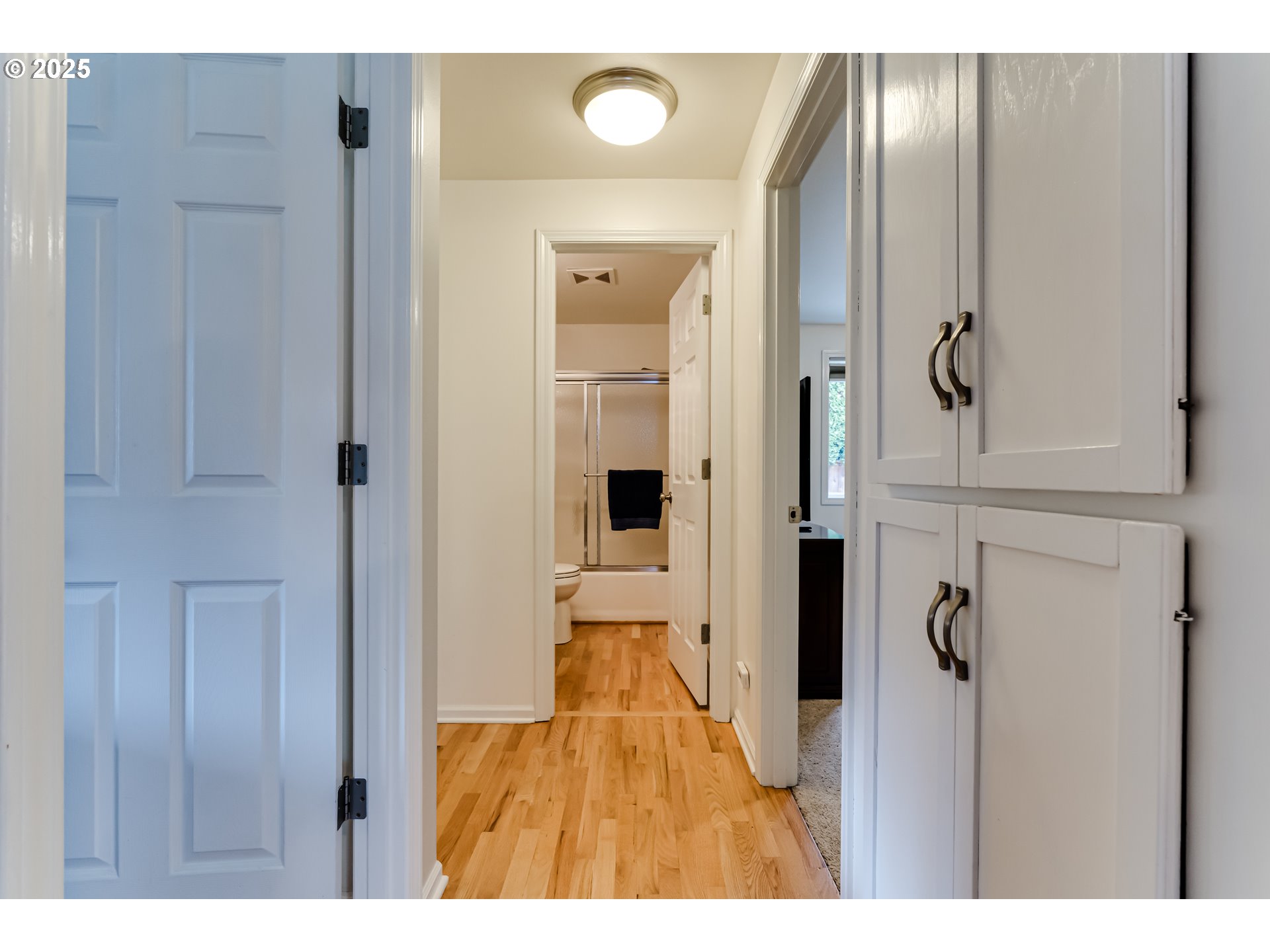 2467 Noah Street Eugene, OR 97402 - Photo 20 of 25 Hallway