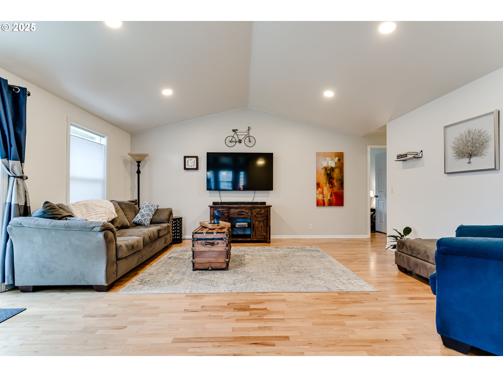 2467 Noah Street Eugene, OR 97402 - Photo 2 of 25 Living Room