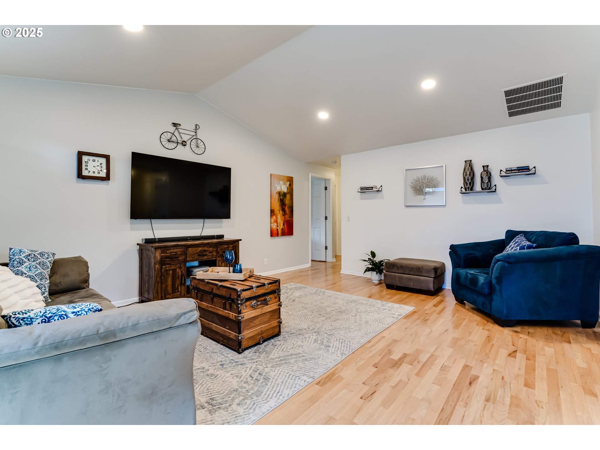 2467 Noah Street Eugene, OR 97402 - Photo 3 of 25 Living Room