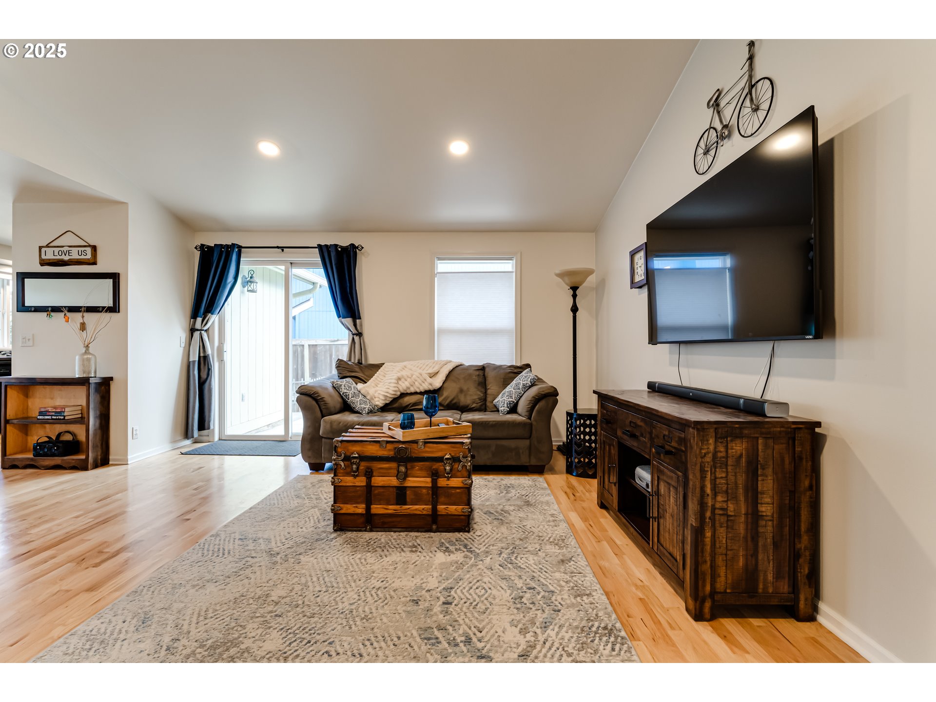 2467 Noah Street Eugene, OR 97402 - Photo 4 of 25 Living Room