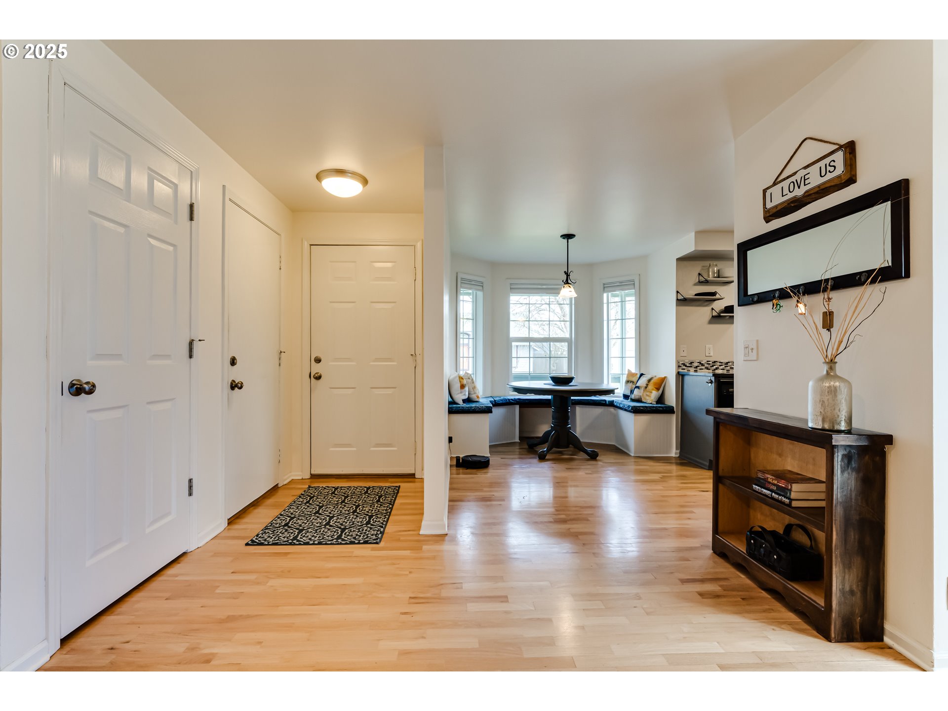 2467 Noah Street Eugene, OR 97402 - Photo 5 of 25 Living Room/Entrance