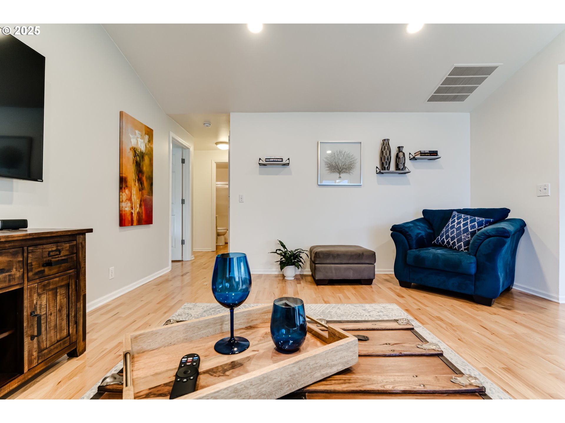 2467 Noah Street Eugene, OR 97402 - Photo 10 of 25 Living Room
