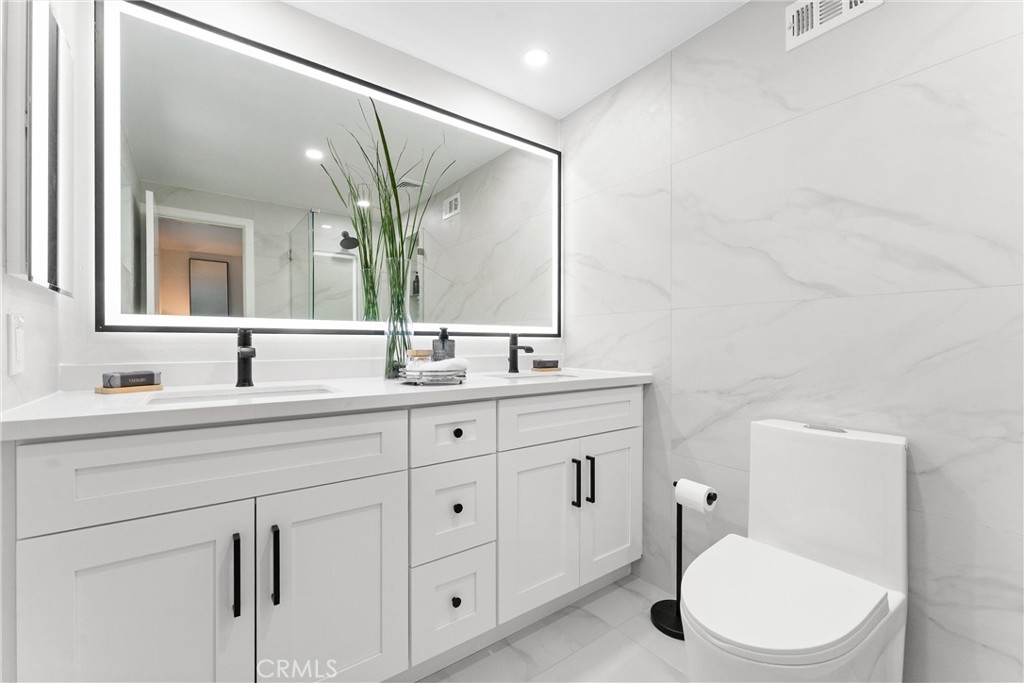 3621 Myrtle Street Irvine, CA 92606 - Photo 28 of 40 a bathroom with 2 sink toilet and mirror