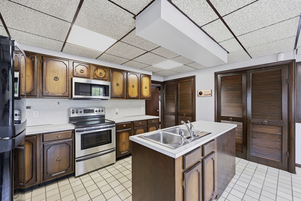 585 Armory Street Springfield, MA 01104 - Photo 11 of 40