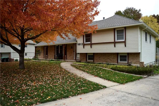 $330,000 | 1612 North Rosewood Drive, Gladstone, MO 64118