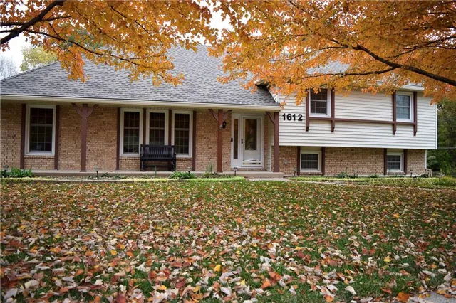 $330,000 | 1612 North Rosewood Drive, Gladstone, MO 64118