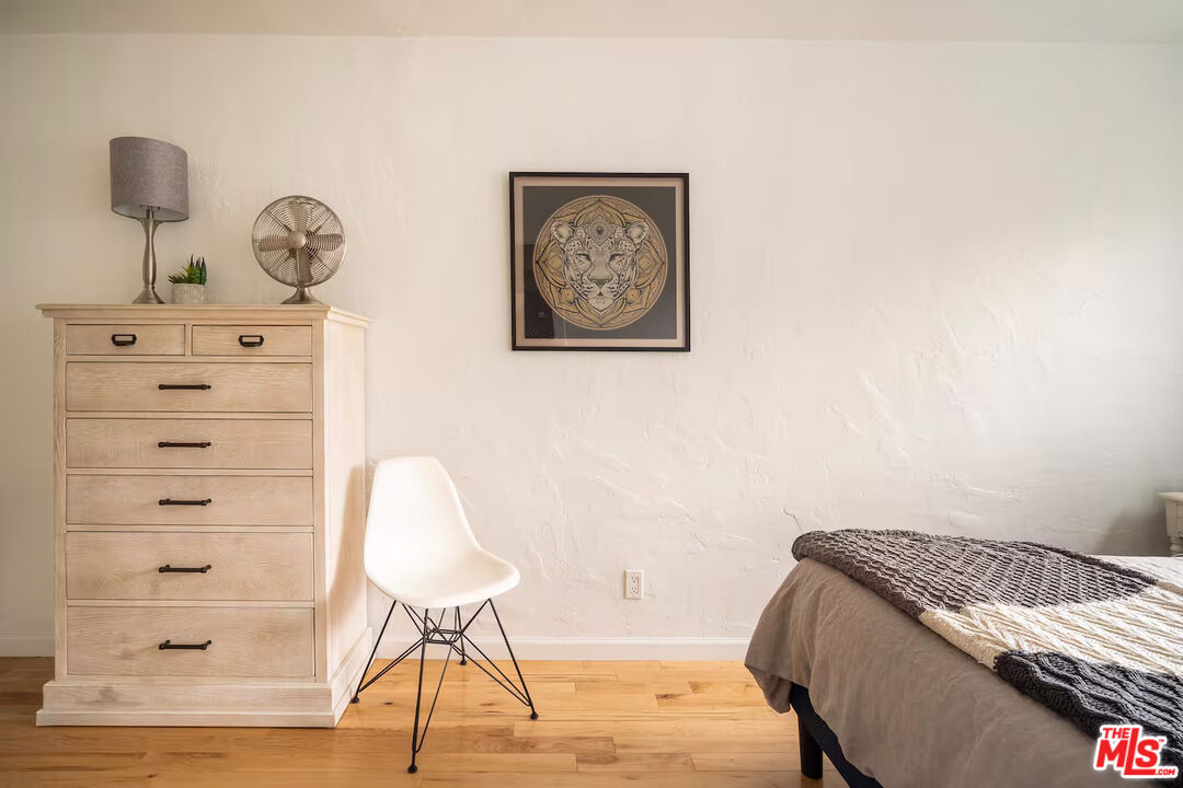 716 Sunset Avenue Venice, CA 90291 - Photo 5 of 13 a bedroom with a bed and a lamp on table