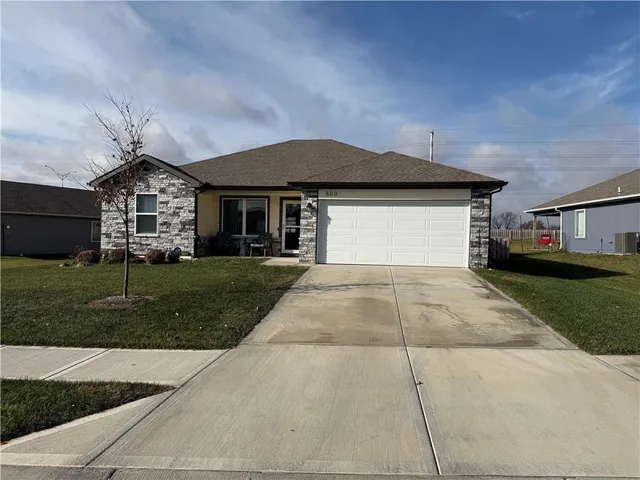 $324,900 | 800 Bentley Drive, Belton, MO 64012