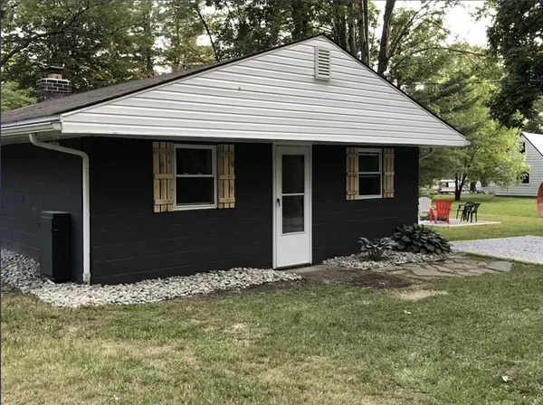 a view of a house with a yard