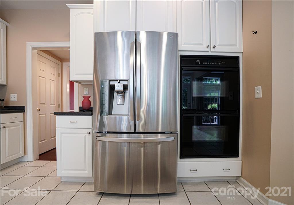 914 Chevis Court Fort Mill, SC 29708 - Photo 28 of 47 a kitchen with cabinets and stainless steel appliances