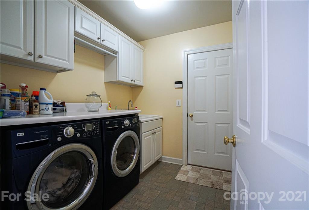 914 Chevis Court Fort Mill, SC 29708 - Photo 29 of 47 a utility room with sink dryer and washer