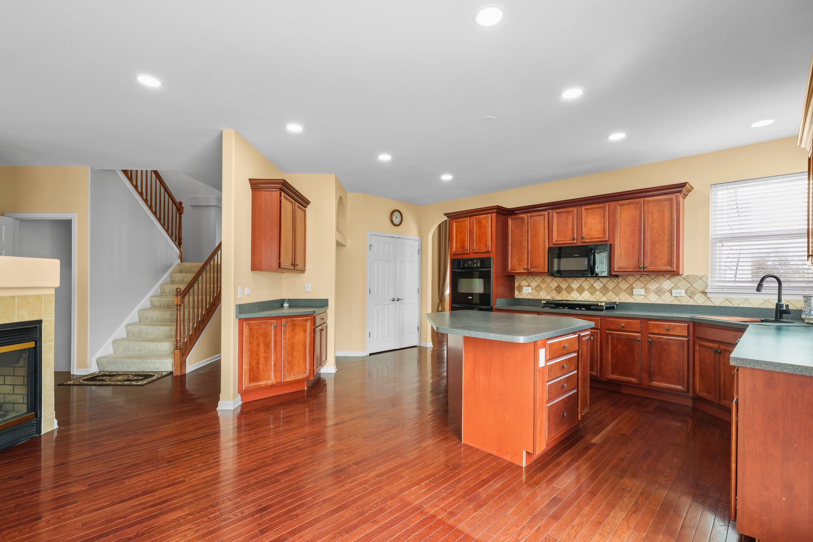 239 Pawtucket Avenue Elgin, IL 60124 - Photo 13 of 53