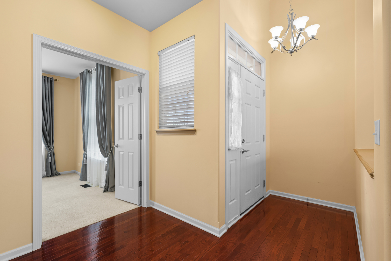 239 Pawtucket Avenue Elgin, IL 60124 - Photo 4 of 53