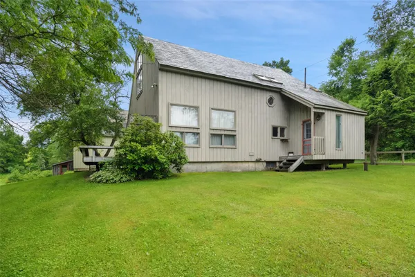 a view of a house with backyard