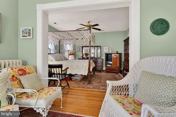 a bath room with a rug and a table