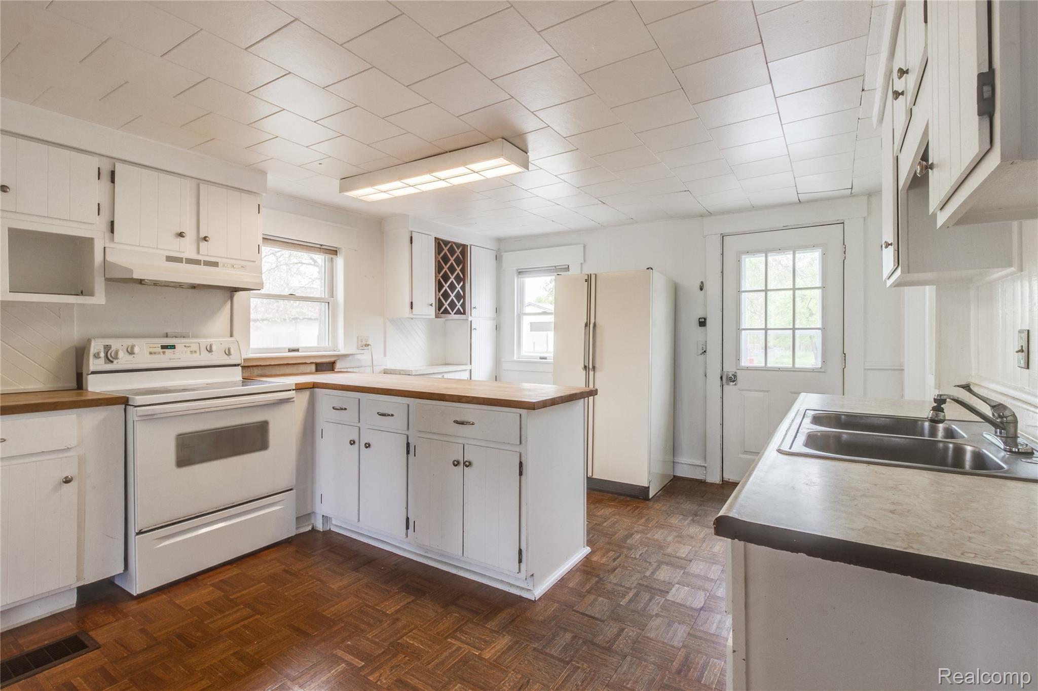2131 South Long Lake Road Fenton, MI 48430 - Photo 8 of 28 Kitchen (1 of 6).jpg