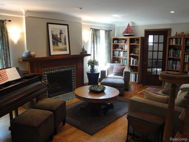 457 Cloverly Road Grosse Pointe, MI 48236 - Photo 3 of 23 Living Room