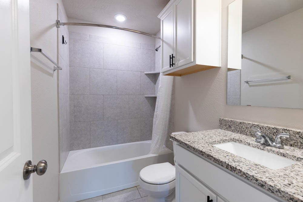 1001 Rootstock Rd. Brenham, TX 77833 - Photo 18 of 28 Secondary Bathroom. Tub/shower combo.