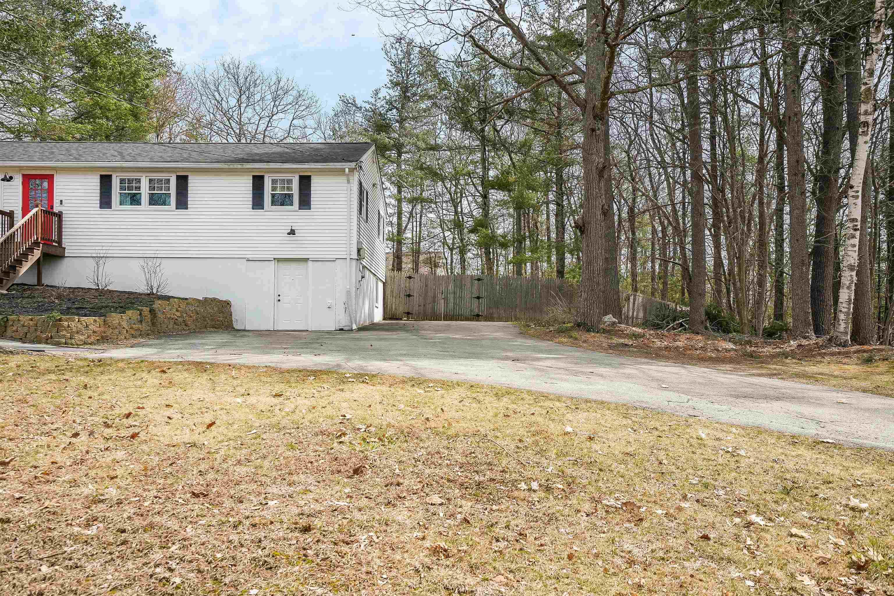 6 Diana Road Derry, NH 03038 - Photo 4 of 38